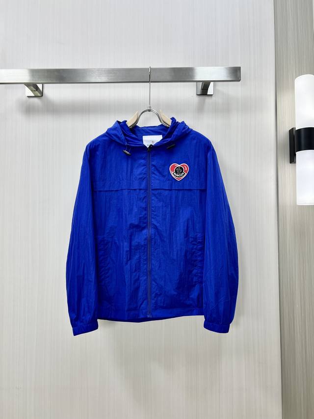 Moncler 蒙口 2025Fw早秋新品 七夕限定款情侣连帽夹克外套，衣橱必备的单品之一，出镜率极高，简单而个性鲜明，任何场合都可以胜任，非常的好搭配！客供定
