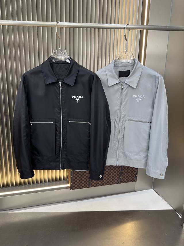 普拉达 2025秋季新款夹克外套，专柜同步，上身更随意大方，原版五金奢华高档定制配饰新作！品牌特质Logo点缀设计，市场最高品质出货、原版辅料，奢华极致！柔软舒