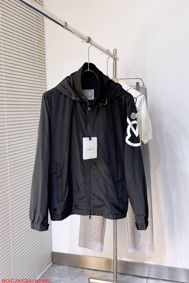 蒙口 官网2025早秋新款原单男士连帽 官网同步售卖 爆款高版本 时尚百搭 袖上绣布标Logo印胶图案设计 采用原版进口100%聚酯纤维记忆面料 手感柔软细腻