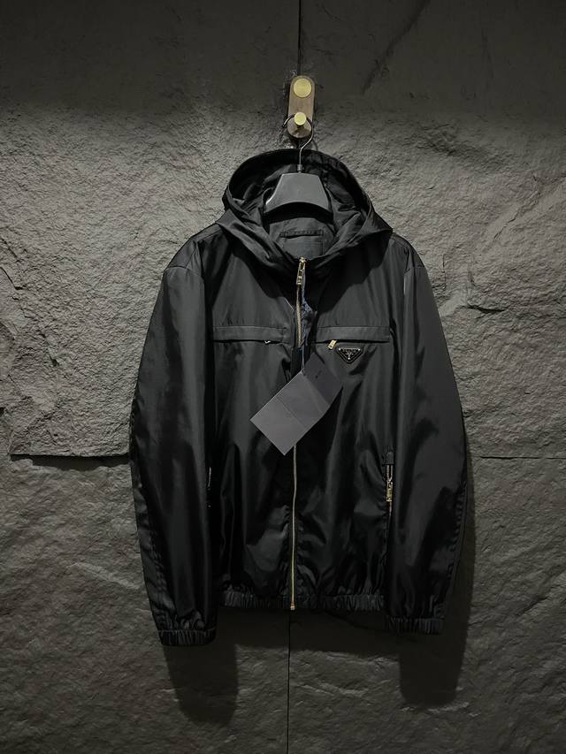 普拉达、2025新品夹克外套，时尚帅气，简约百搭款，胸前五金装饰三角标Logo，定制原版面料，不仅挺括，保持潮流的廓形，又穿着舒适，纱织更细腻，码数M- Xxx