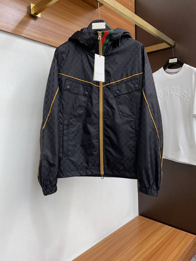 古奇 2025早秋最新品，专柜同步有售，原单狠货，时尚休闲夹克外套，上身舒适！吸睛而有亮点，采用进口原版面料，顶级刺绣工艺字母图案Logo，原版五金辅料装饰，简