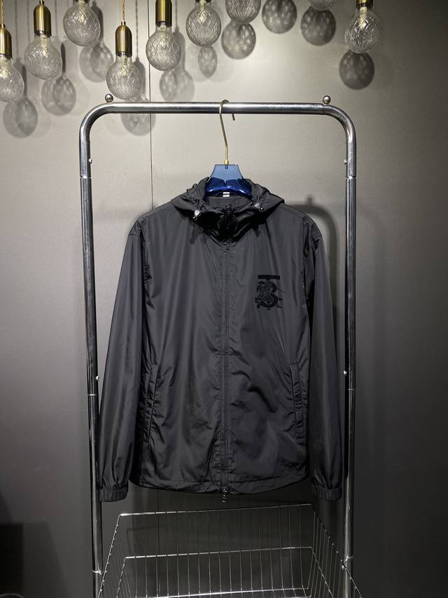 巴宝莉，2025早秋最新品，专柜同步有售，原单狠货，时尚休闲夹克外套，上身舒适！吸睛而有亮点，采用进口原版面料，顶级刺绣工艺字母图案Logo，原版五金辅料装饰，