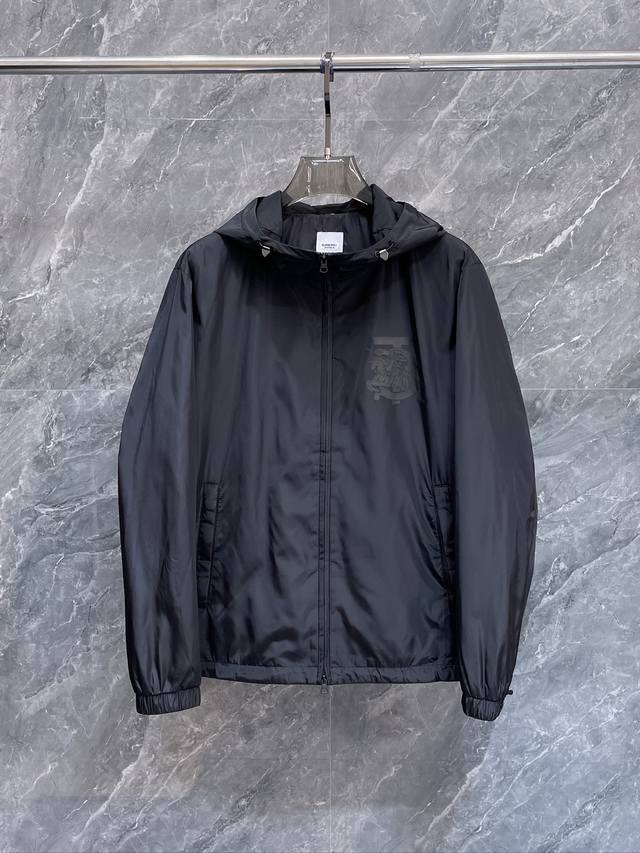 Burber*Y巴*莉2025秋夏新品翻领夹克外套重磅来袭，最近比较火热的环保聚酯纤维记忆面料制作而成，高端户外运动休闲系列，非常火热运动风潮！Bur最新研发的