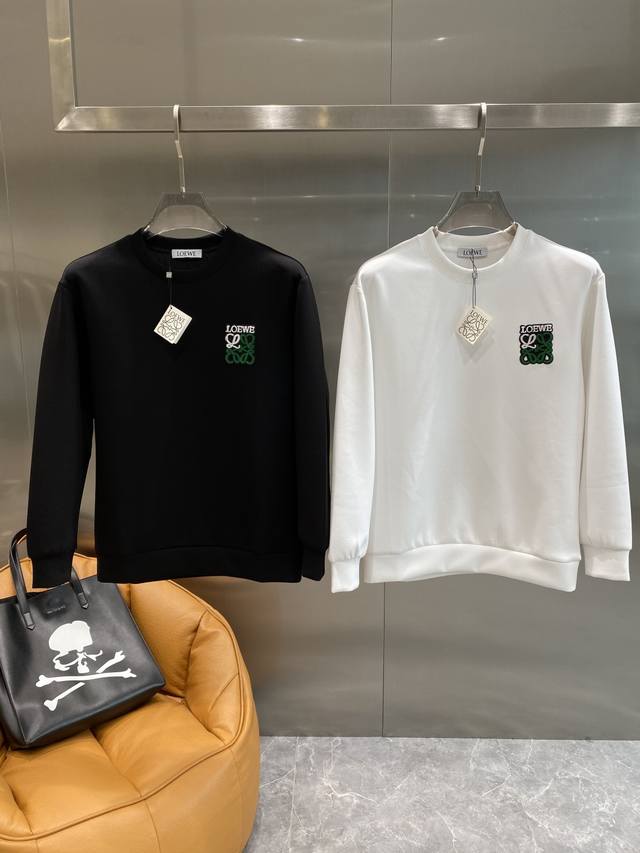 罗家 25秋冬新品空气层 圆领卫衣，正面品牌标识设计，创意重释品牌标志性设计，采用400克重莱赛尔空气层面料，其特性：柔透保暖舒适透气性佳、轻盈有垂感、四重纤维