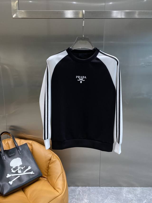 普家 25秋冬新品空气层 圆领卫衣，正面品牌标识设计，创意重释品牌标志性设计，采用400克重莱赛尔空气层面料，其特性：柔透保暖舒适透气性佳、轻盈有垂感、四重纤维