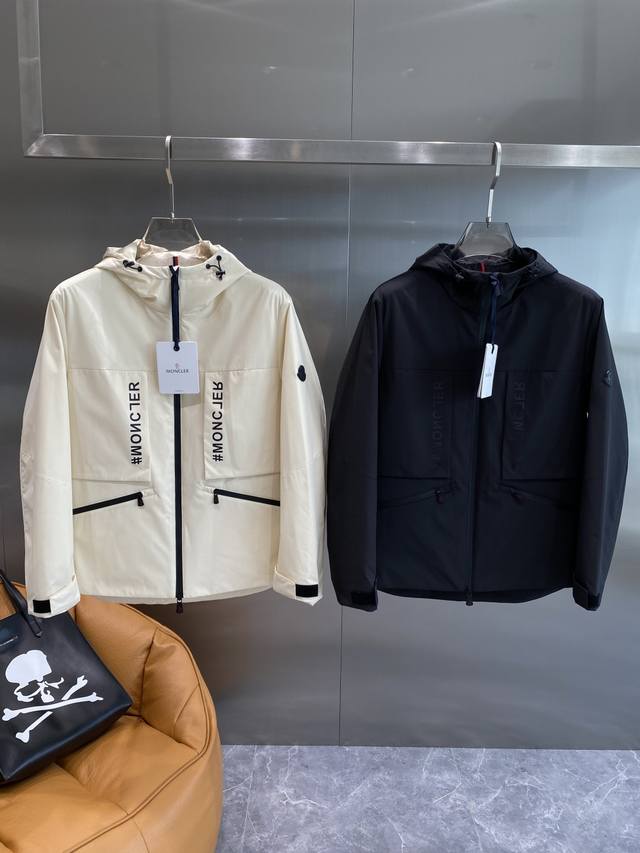 蒙家 2025秋季新款夹克外套，秀场新品品相非常完美，舒适保暖，色泽饱满诱人，非常出彩的设计，轻松将时髦感进阶，做工极为考究严谨，走线工整细致！大牌设计师巨作！