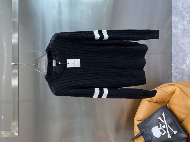 蒙家 2025官网秋冬季最新毛衣，专柜同步在售爆款！特供羊毛混纺面料.手感舒适.可直接接触皮肤，Logo徽章精致标志，极为抢眼！细节凸显大牌时尚魅力.精致做工.