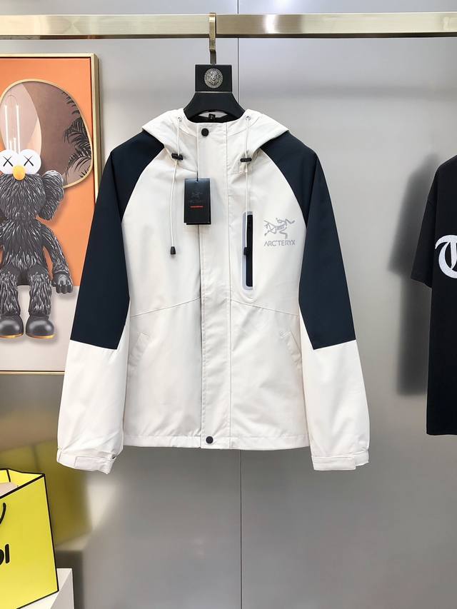 始祖鸟2025早秋新款原单男士连帽风衣夹克 薄款冲锋衣外套 官网同步售卖 爆款 高版本 时尚百搭 胸前印胶字母Logo图案设计 采用原版进口100%聚酯纤维记忆