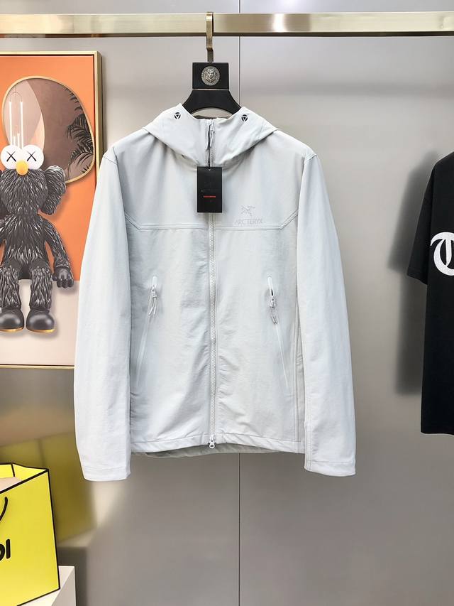 始祖鸟2025早秋新款原单男士薄款连帽风衣夹克外套 官网同步售卖 爆款 高版本 简洁时尚百搭 印胶Logo图案设计 采用原版进口100%聚酯纤维记忆面料 手感柔