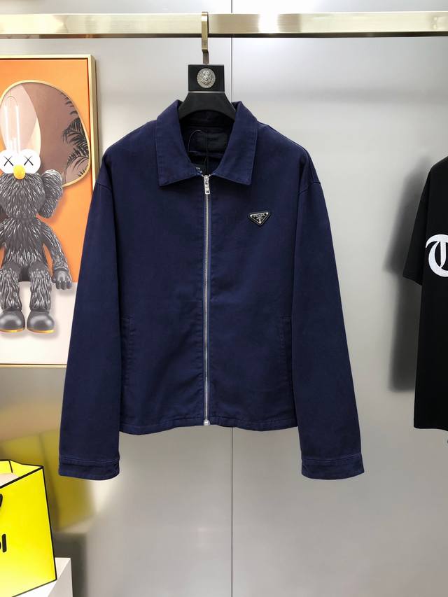 Ada 普拉哒2025早秋新款原单男士翻领牛仔外套 官网同步售卖 爆款 高版本 经典时尚百搭 胸前绣三角Logo标设计 采用原版进口丹东牛仔纯棉面料 手感柔软细