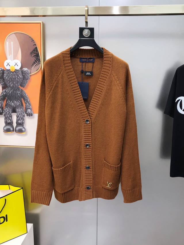 Lv 路易威登2025新款男士原单针织开衫毛衣 羊毛衫外套 柜台同步售卖 渠道货 高版本爆款 时尚百搭 口袋侧边绣Logo金属标设计 定制进口100%美丽奴羊毛