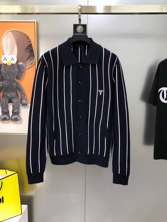 Ada 普拉哒2025新款男士原单针织开衫毛衣 翻领羊毛衫外套 柜台同步售卖 渠道货 高版本爆款 时尚百搭 蓝白条竖纹 胸前刺绣字母Logo设计 定制进口长绒棉