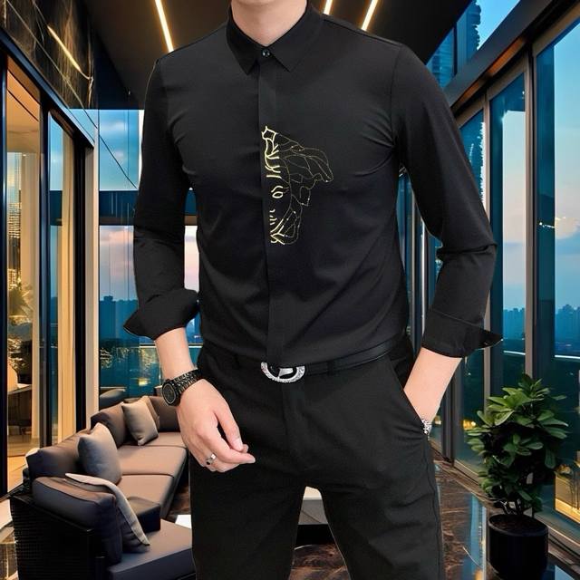 V*Rsace 范思哲2025新款男士原单休闲长袖衬衫 官网同步发售 简洁时尚百搭 高端品质无缝切割包边 胸前烫钻印胶美杜莎Logo图案设计 定制进口锦氨天丝棉