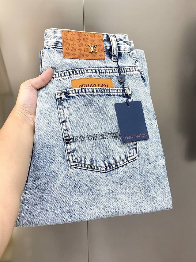 Lv 路易威登2025早秋新款男士宽松直筒牛仔裤 官网同步 爆款高端定制 原单狠货 简洁时尚后裤袋绣Logo布标设计 定制进口丹宁水洗牛仔纯棉面料 原版辅料 做