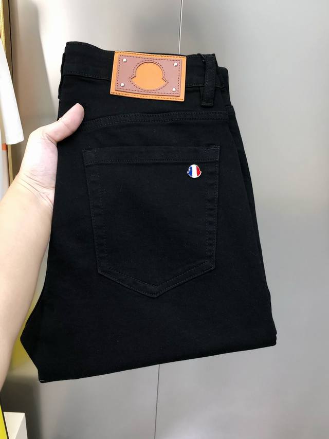M*Ncler 蒙口2025早秋新款男士修身小脚牛仔裤 官网同步简洁时尚 爆款黑牛 高端定制 原单狠货 后裤袋Logo标设计 定制进口丹宁水洗牛仔纯棉面料 原版