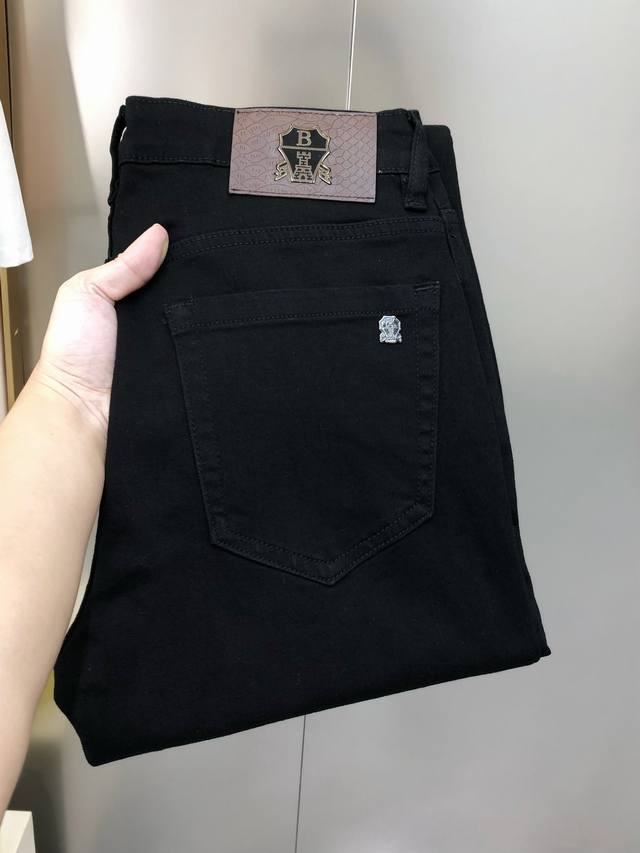 Bc2025早秋新款男士修身小脚牛仔裤 官网同步简洁时尚 爆款黑牛 高端定制 原单狠货 后裤袋Logo标设计 定制进口丹宁水洗牛仔纯棉面料 原版辅料 做工精细