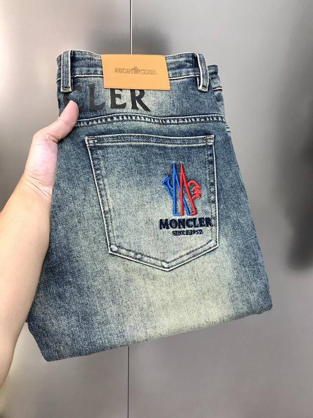 M*Ncler 蒙口2025早秋新款男士修身小脚牛仔裤 官网同步简洁时尚 爆款黑牛 高端定制 原单狠货 印胶刺绣字母Logo图案设计 定制进口丹宁水洗牛仔纯棉面