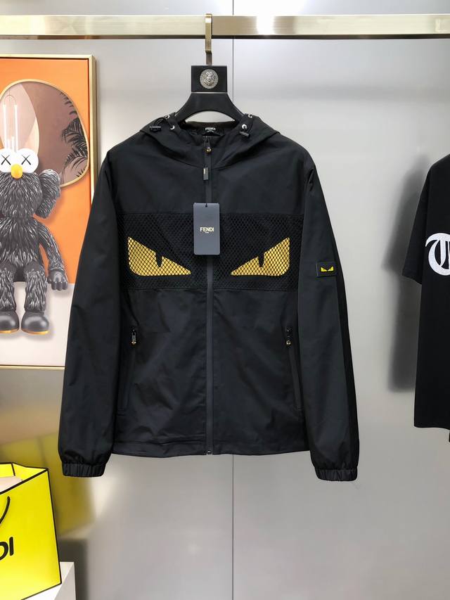 Fd 芬迪2025早秋新款原单男士连帽风衣夹克外套 官网同步售卖 高端品质 时尚百搭 爆款萌眼Logo设计袖上绣皮革标 采用原版进口100%聚酯纤维记忆面料 手