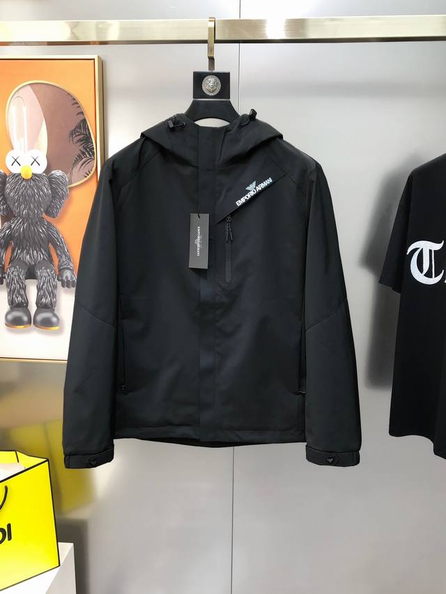 A*Mani 阿玛尼2025新款原单男士连帽风衣夹克外套 官网同步售卖 爆款 高版本 时尚百搭 胸前印胶字母Logo设计 采用原版进口100%聚酯纤维记忆面料手