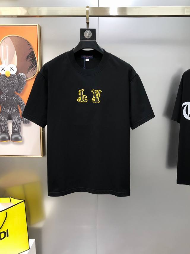 Lv 路易威登2025春夏新款原单男士圆领短袖T恤 专柜同步售卖 爆款高端品质 高版本 立体印胶Logo图案设计 定制进口100%纯棉面料 手感柔软细腻 穿着亲