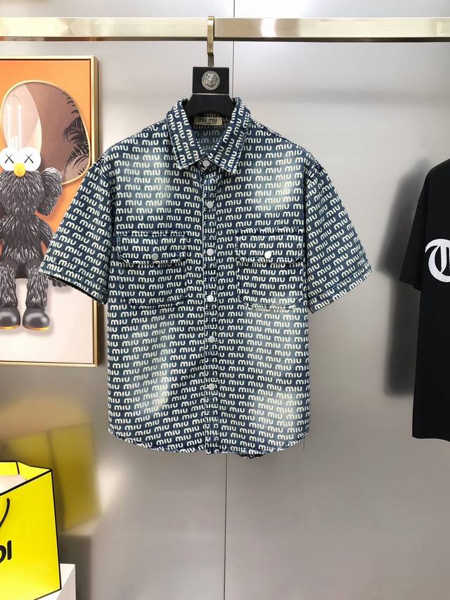 Miumiu2025春夏新款原单男士短袖牛仔外套 官网同步售卖 爆款 高端品质 时尚百搭 全景直喷印花字母Logo图案设计 采用进口牛仔布纯棉面料 手感柔软细腻