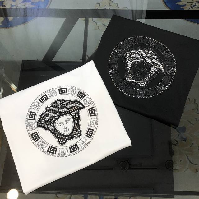 V*Rsace 范思哲2025春夏新款原单男士圆领短袖T恤 高端定制 时尚百搭 柜台同步售卖 印胶烫钻美杜莎Logo图案设计 客供定制进口玉蚕丝面料，穿着亲肤舒