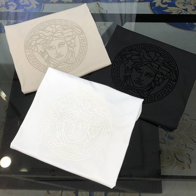 V*Rsace 范思哲2025春夏新款原单男士圆领短袖T恤 高端定制 时尚百搭 柜台同步售卖 立体印胶美杜莎Logo图案设计 客供定制进口双丝光棉面料，穿着亲肤