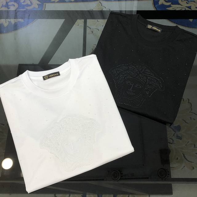 V*Rsace 范思哲2025春夏新款原单男士圆领短袖T恤 高端定制 时尚百搭 柜台同步售卖 压花立体刺绣美杜莎Logo图案设计 客供定制进口玉蚕丝面料，穿着亲