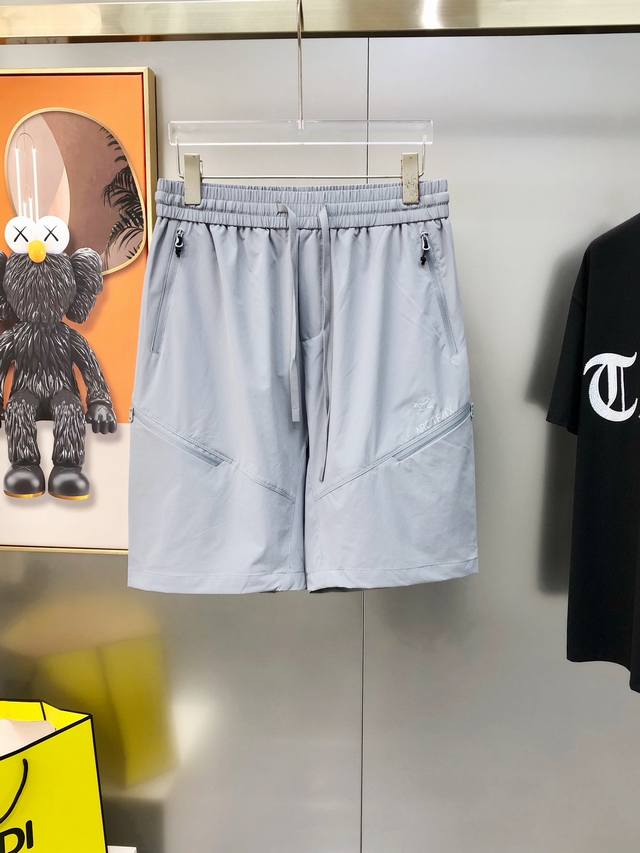 始祖鸟2025春夏新款原单男士休闲短裤 柜台同步售卖高端定制 时尚百搭款印胶字母Logo图案设计 定制原版进口100%聚酯纤维速干面料 进口五金辅料 上身优雅帅