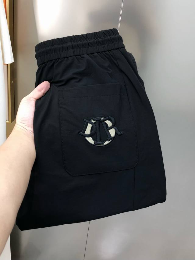 D*Or 迪奥2025春夏新款原单男士休闲裤 卫裤 柜台同步售卖 爆款高端定制 原单狠货 简洁时尚百搭款立体刺绣Logo图案设计 定制原版进口聚酯纤维面料 进口