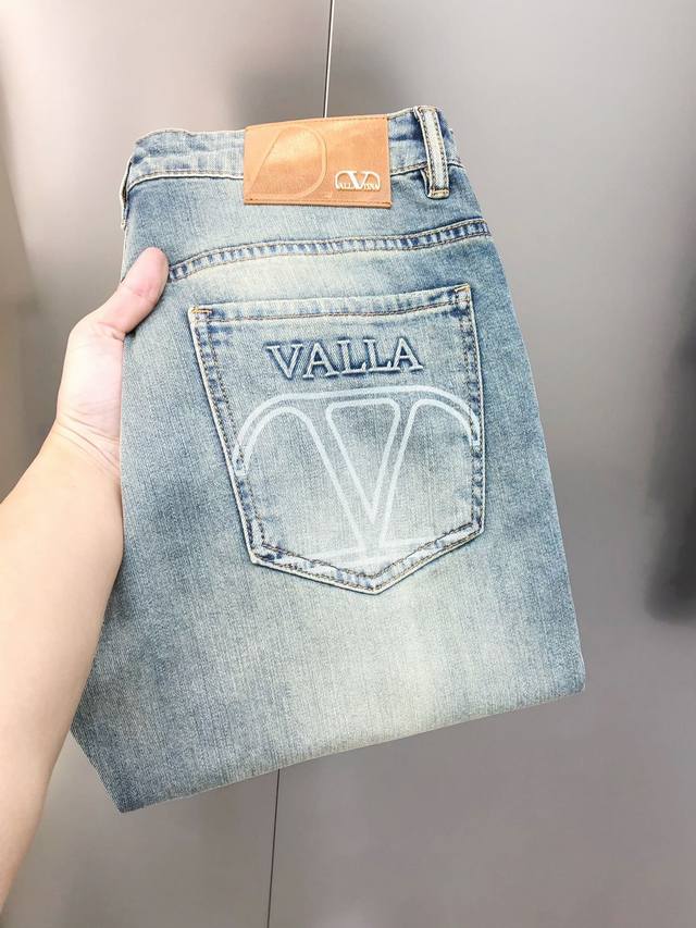 Val*Ntino 华伦天奴2025春夏新款男士修身小脚牛仔裤 官网同步简洁时尚 爆款 高端定制 原单狠货 后裤袋压花印花Logo设计 定制进口丹宁水洗牛仔纯棉