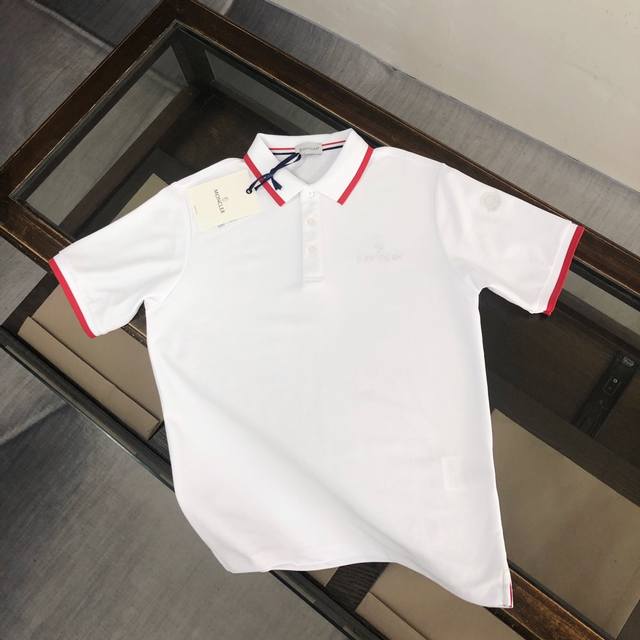 Moncler 蒙口 2025夏款最新，官网最新款男士短袖翻领Polo衫，高端定制进口丝光珠地棉面料 穿着舒适、丝滑透气 、 胸前品牌经典刺绣图案、 纽扣带Lo