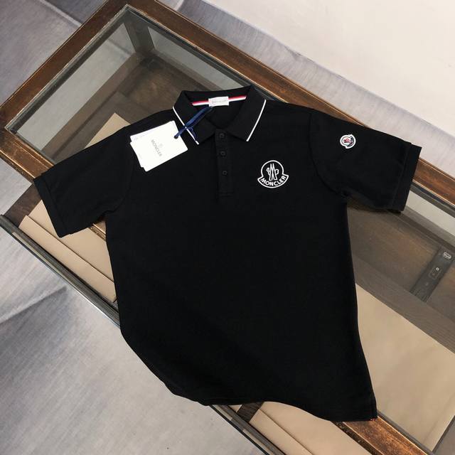 Moncler 蒙口 2025春夏最新，官网春夏新款男士短袖翻领Polo衫，高端定制进口丝光珠地棉面料 穿着舒适、丝滑透气 、 胸前品牌经典刺绣图案、 纽扣带L