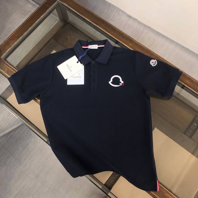 Moncler 蒙口 2025春夏最新男士短袖翻领Polo衫，高端定制进口丝光珠地棉面料 穿着舒适、丝滑透气 、 胸前品牌经典刺绣字母、 纽扣带Logo设计、百
