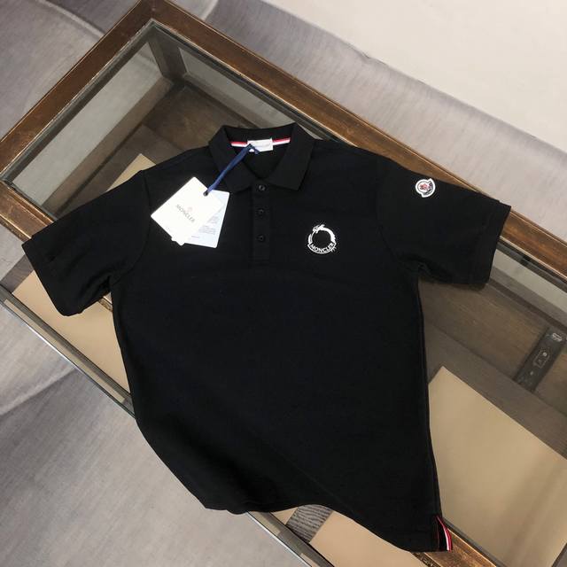 Moncler 蒙口 2025春夏最新男士短袖翻领Polo衫，高端定制进口丝光珠地棉面料 穿着舒适、丝滑透气 、 胸前品牌经典刺绣字母、 纽扣带Logo设计、百
