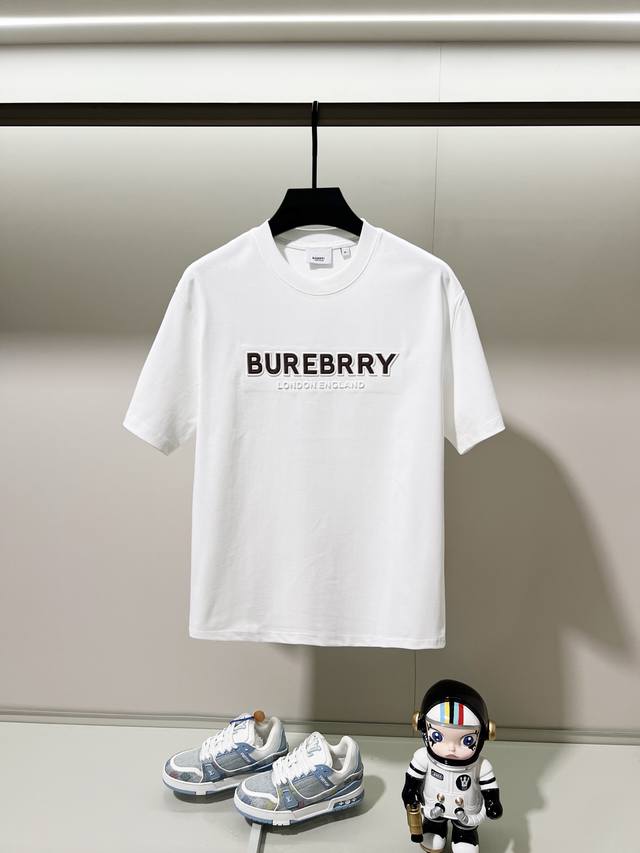Burberry 巴宝莉 300克圆领短袖T恤 经典凹凸压花立体硅胶字母Logo工艺标识 官方同步 高版本 高品质 时尚个性 百搭潮流 纯原品质 原版面料 吊牌