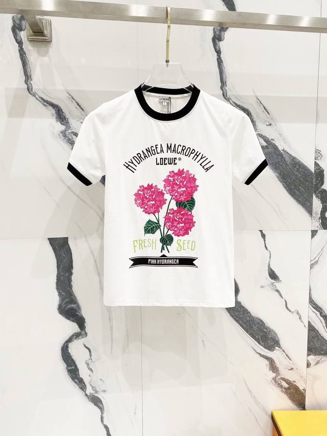 女款] Loewe 罗意威 2025新款 50支双冰爽棉 G面料 拼色领花朵字母Logo印花标识 官方同步 高版本 时尚个性 百搭潮流 纯原品质 原版面料 吊牌