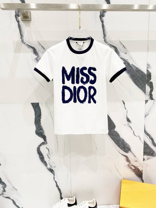 女款] Dior 迪奥 2025新款 50支双冰爽棉 G面料 撞色领口直喷字母Logo印花 官方同步 高版本 时尚个性 百搭潮流 纯原品质 原版面料 吊牌 领标
