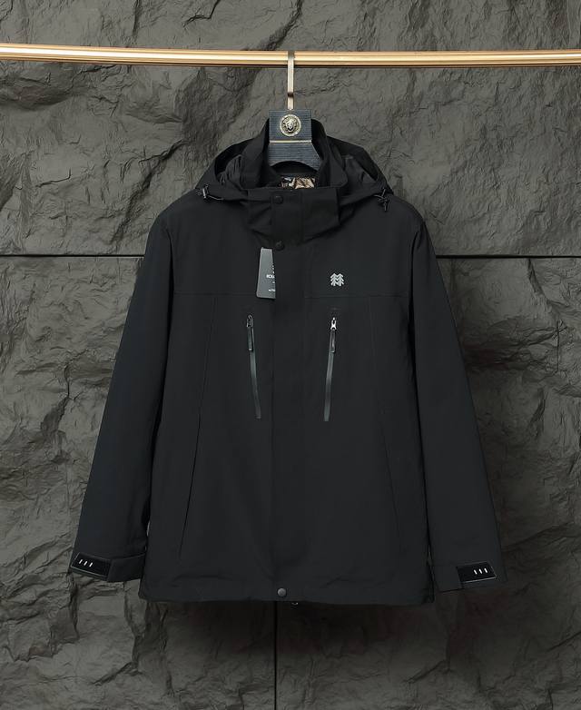 主推让利 可隆推出摇粒绒新款两件套三合一户外系列！一件衣服两种穿法，里外可单穿，外套防水冲锋衣面料，内胆可拆卸，帽子可拆卸，双排拉链，简单百搭，工艺精细，热了可