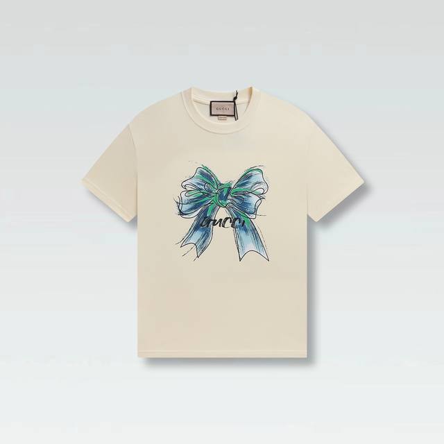 Gucci新品！ 早春系列高克重短袖 选用客供定制针织 %纯棉面打造,面料手感细腻，厚实有质感的纯棉布 高密度的机织工艺，如棉絮般柔紧致舒适 有挺括感，上身十分