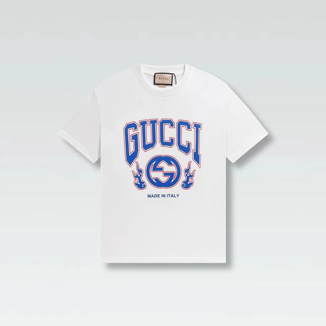Gucci新品！ 早春系列高克重短袖 选用客供定制针织 %纯棉面打造,面料手感细腻，厚实有质感的纯棉布 高密度的机织工艺，如棉絮般柔紧致舒适 有挺括感，上身十分