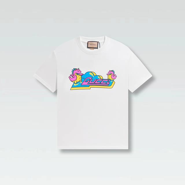 Gucci新品！ 早春系列高克重短袖 选用客供定制针织 %纯棉面打造,面料手感细腻，厚实有质感的纯棉布 高密度的机织工艺，如棉絮般柔紧致舒适 有挺括感，上身十分