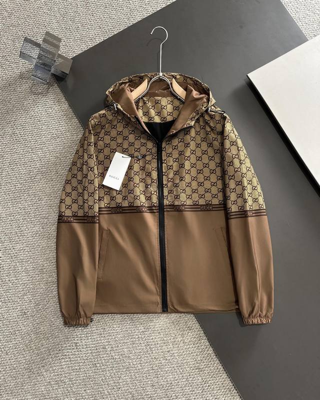 Gucci 早春专柜新款休闲时尚夹克外套 超前卫设计风格 品牌Logo重工点缀设计 细腻舒适 穿着非常轻便不易起皱。多重重工艺 整体的设计颇具视觉感，上身休闲有