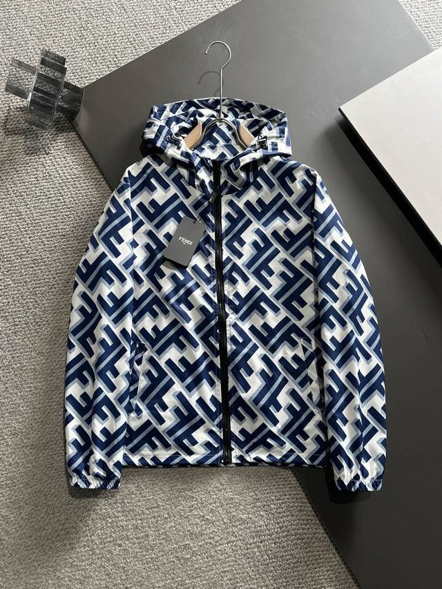 Fend 早春专柜新款休闲时尚夹克外套 超前卫设计风格 品牌Logo重工点缀设计 细腻舒适 穿着非常轻便不易起皱。多重重工艺 整体的设计颇具视觉感，上身休闲有型