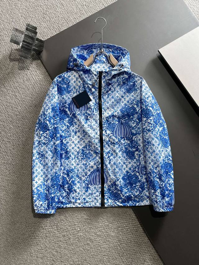 Lv驴家 早春专柜新款休闲时尚夹克外套 超前卫设计风格 品牌Logo重工点缀设计 细腻舒适 穿着非常轻便不易起皱。多重重工艺 整体的设计颇具视觉感，上身休闲有型