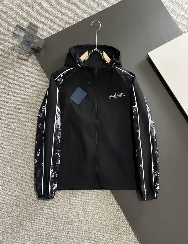 Lv 早春专柜新款休闲时尚夹克外套 超前卫设计风格 品牌Logo重工点缀设计 细腻舒适 穿着非常轻便不易起皱。多重重工艺 整体的设计颇具视觉感，上身休闲有型，有