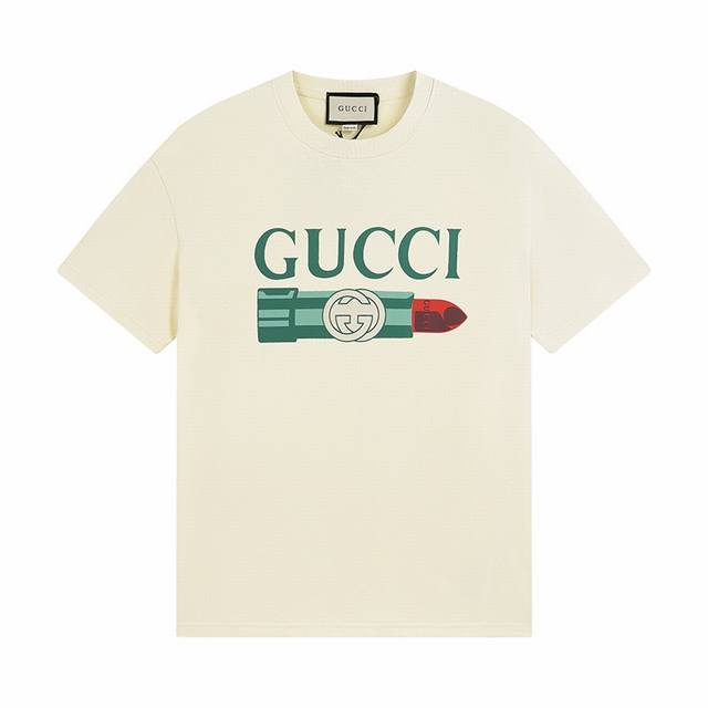 Gucci新品！ 早春系列高克重短袖 选用客供定制针织 %纯棉面打造,面料手感细腻，厚实有质感的纯棉布 高密度的机织工艺，如棉絮般柔紧致舒适 有挺括感，上身十分