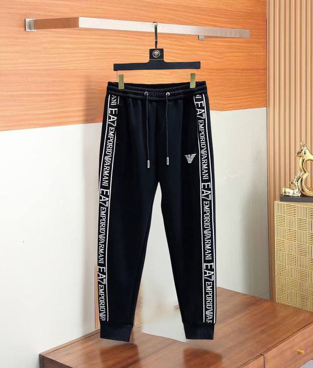 阿玛尼 2025春秋 新款休闲裤！官网同步发售。品牌经典Logo休闲裤 ，定制罗马面料，舒适度极好，手触感强烈。辨识度极高，完美品相工艺。 尺码：M-3Xl 下
