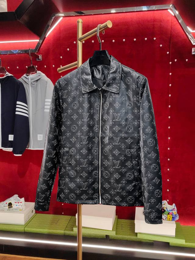 路易威登Lv 官网同款，三标齐全，提前发售！2025春秋新款男士皮衣夹克外套，原单三标齐全高端版本！专柜定制面料 透气舒适度高，细节无可挑剔，品牌元素设计理念，