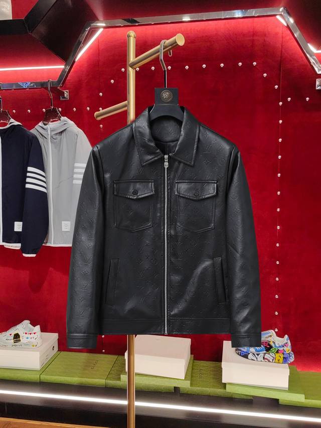 路易威登Lv 官网同款，三标齐全，提前发售！2025春秋新款皮衣男士夹克外套，原单三标齐全高端版本！专柜定制面料 透气舒适度高，细节无可挑剔，品牌元素设计理念，